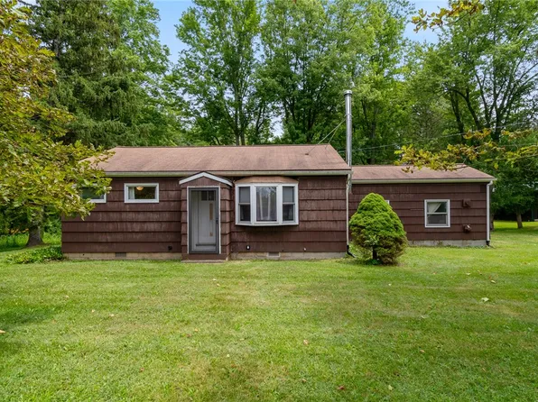 305 Rausler Rd, Farmington, NY 14425