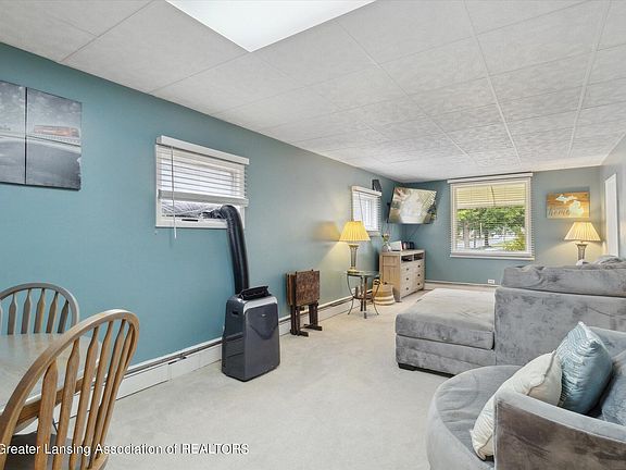 3rd image of 565 Abbott St