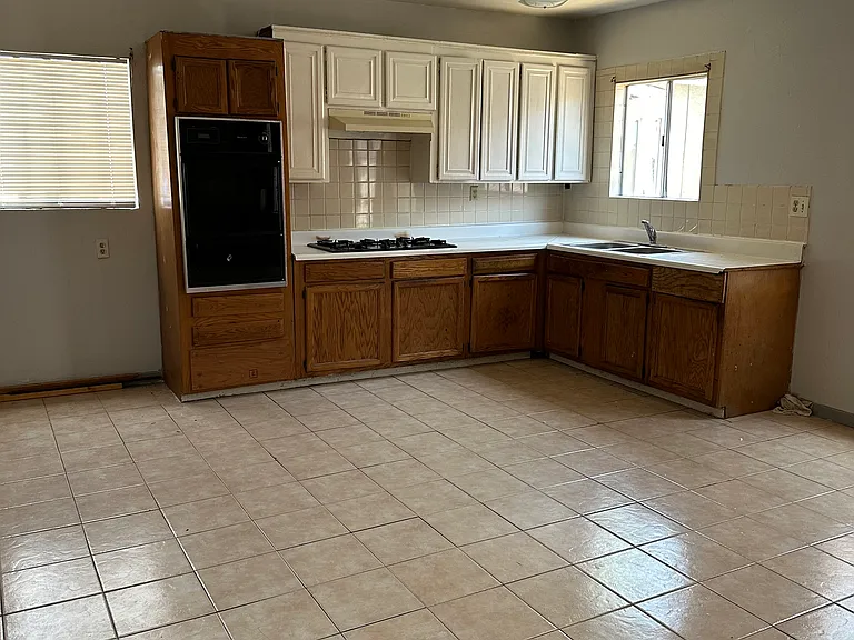 408 N Saint Louis St #410-1/2 — Photo 3