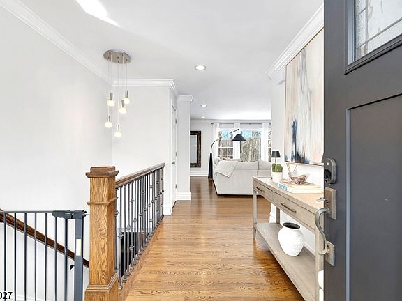 5th image of 26 Robin Glen Rd