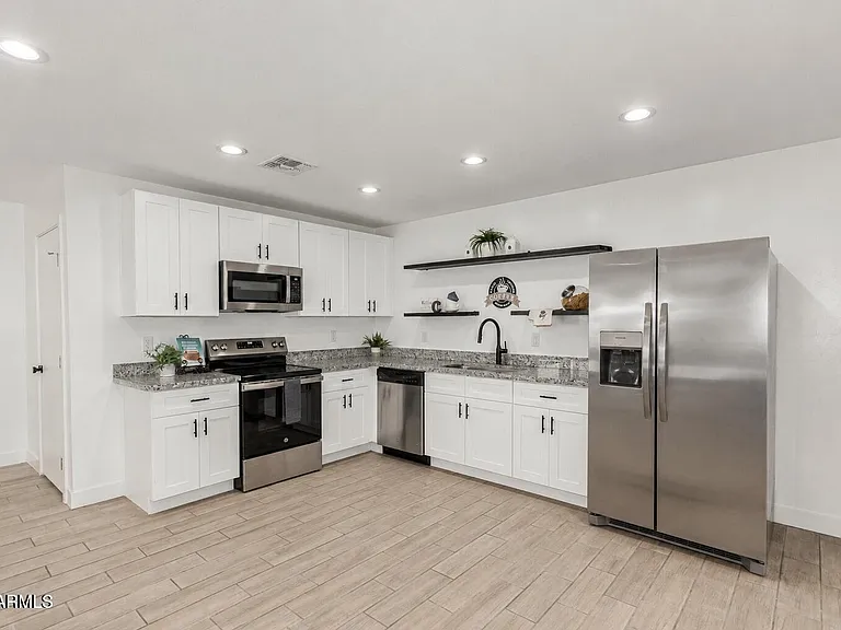 1823 W Hadley St — Photo 2