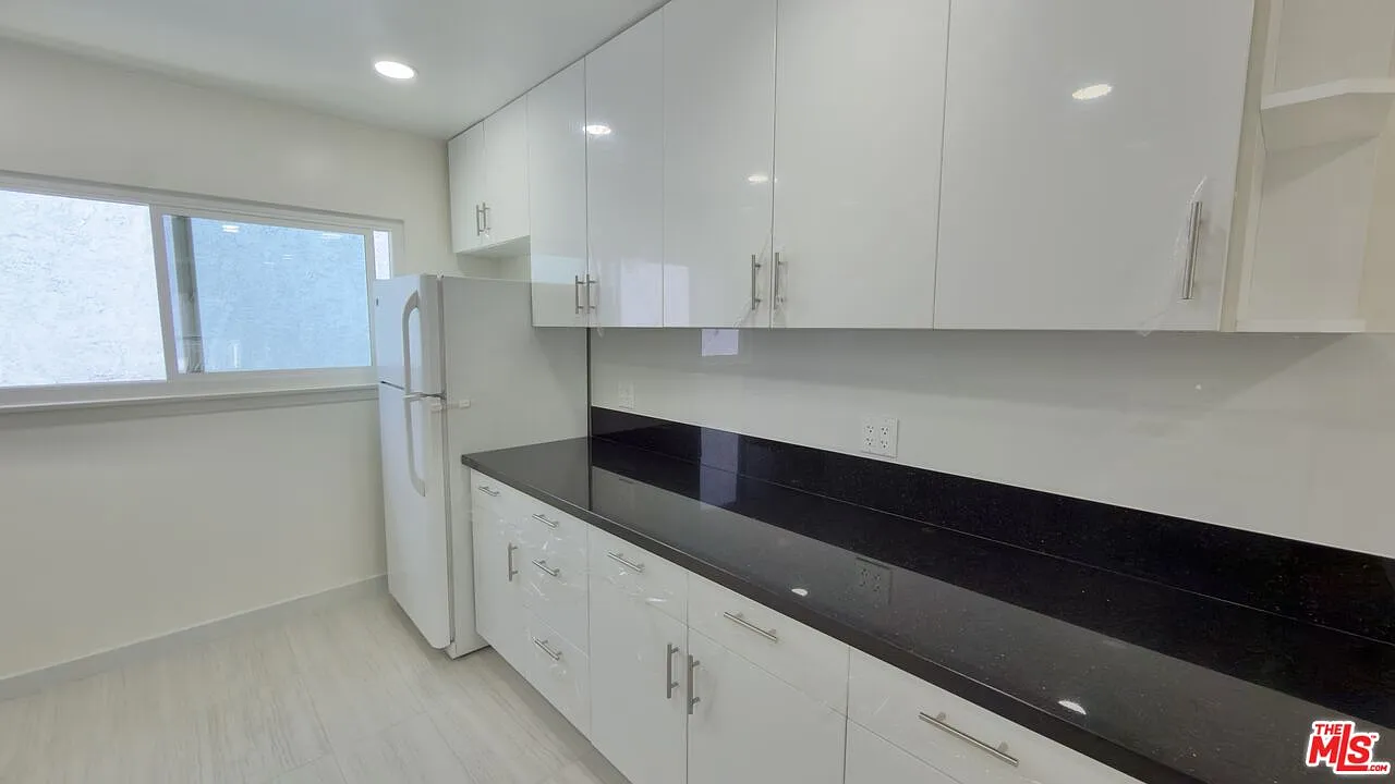 2 bed, 1.0 bath, 850 sqft, $2,995 — Photo 2