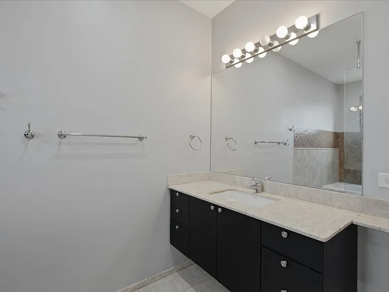 1649 W Cortland St — Photo 38