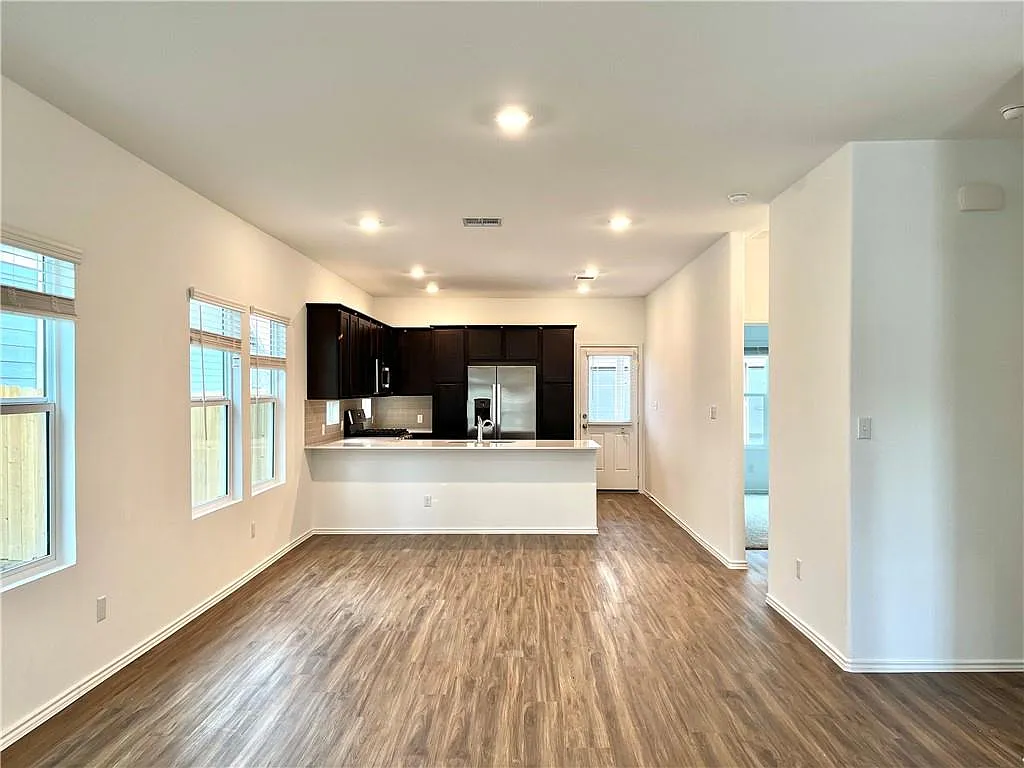 2 bed, 2.0 bath, 1029 sqft, $1,900 — Photo 3