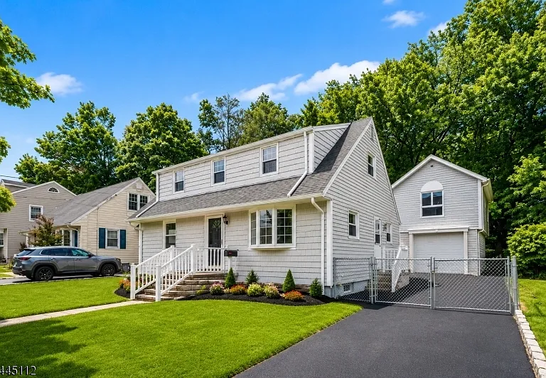 18 Farmingdale Ave — Photo 3