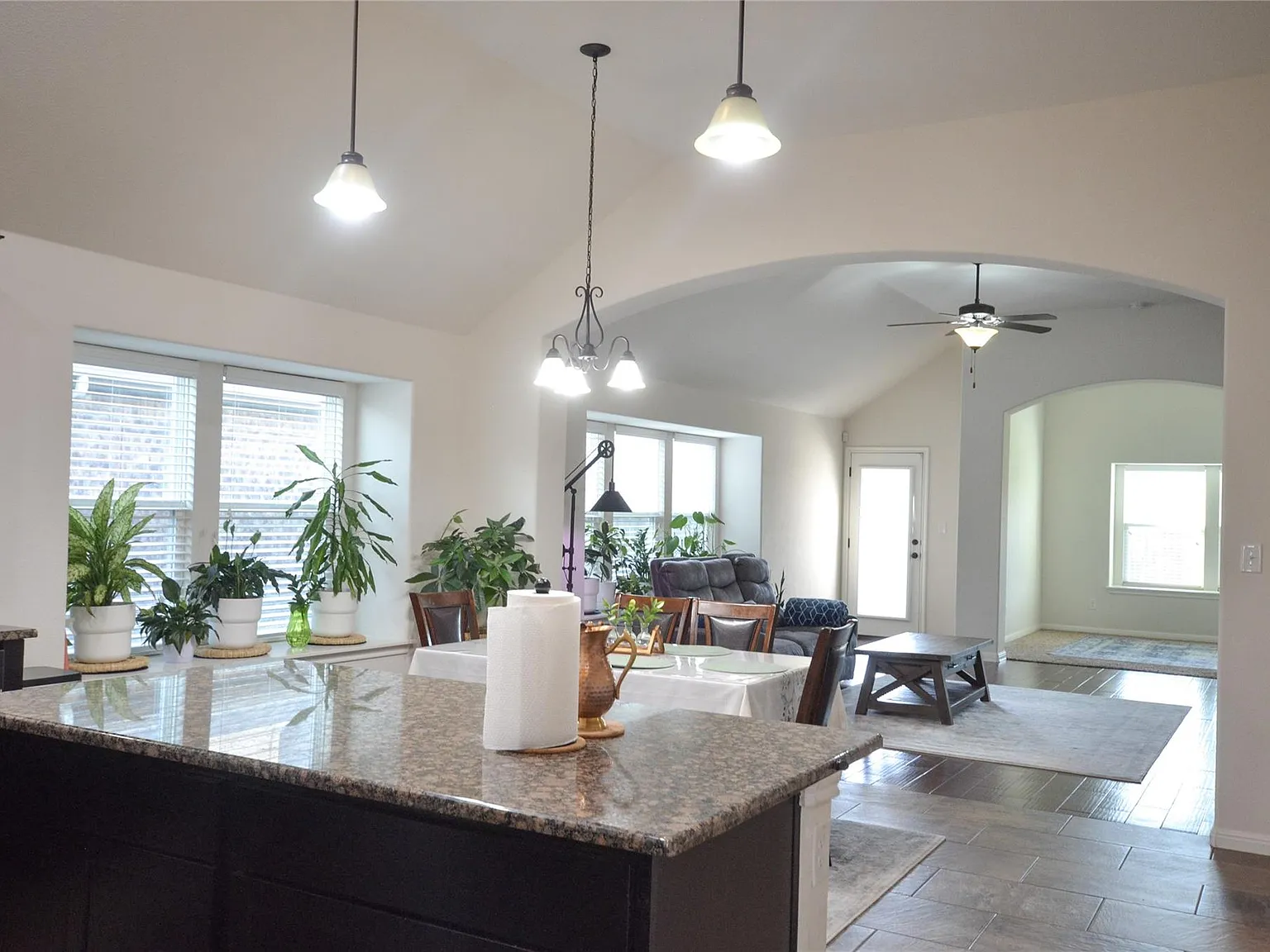 3 bed, 2.0 bath, 2023 sqft, $2,250 — Photo 4