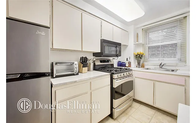 Rented by Douglas Elliman | media 4