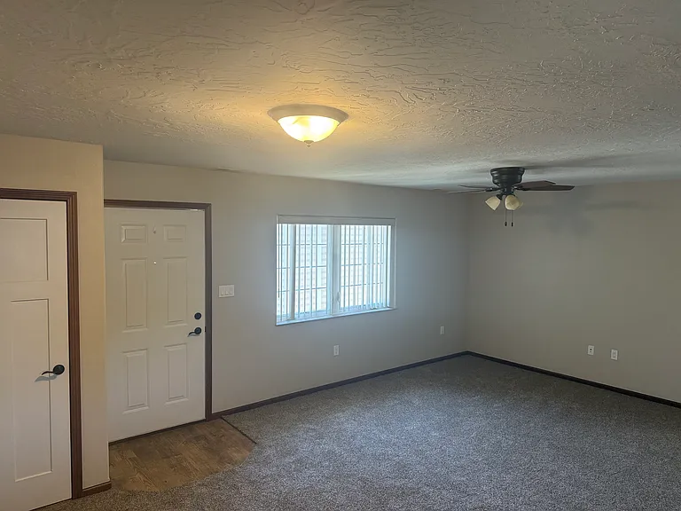219 W Hahn Ave — Photo 13