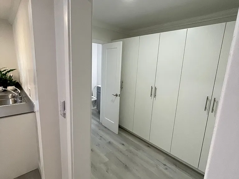 The Diplomat Apartments — Photo 18