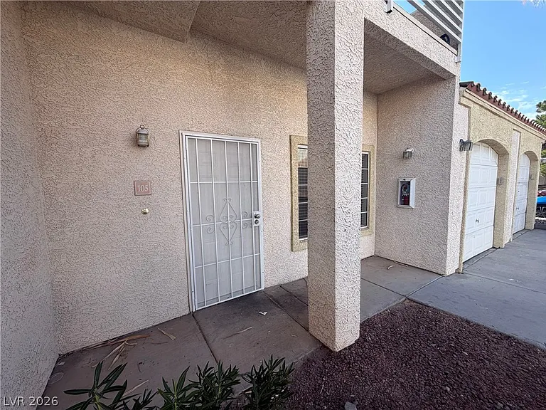 1900 N Torrey Pines Dr #105 — Photo 2
