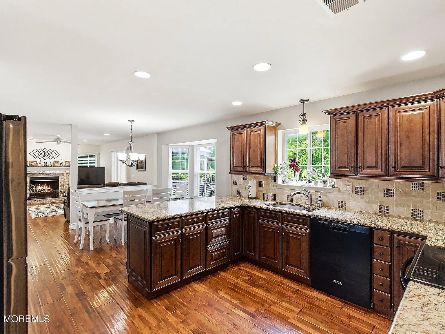 5 bed, 3296 sqft, $4,500 — Photo 2