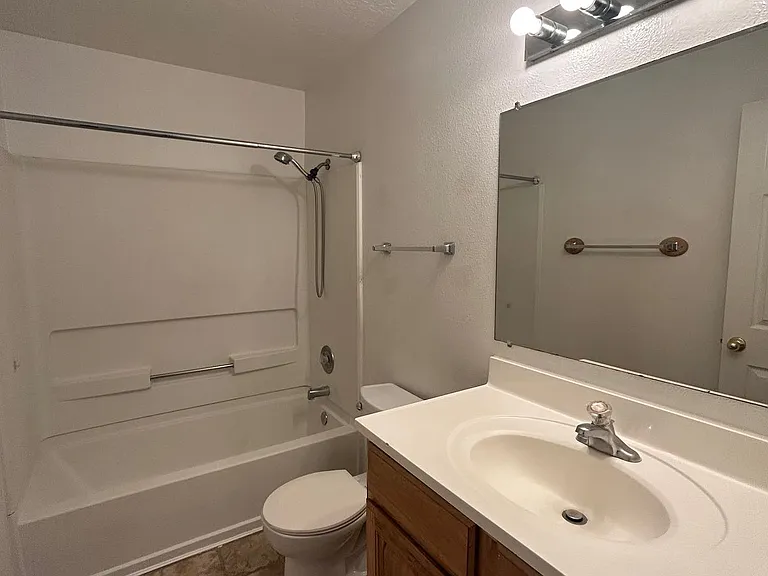 Main 819 S — Photo 26
