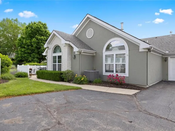 7149 Meadow View St, Shawnee, KS 66227