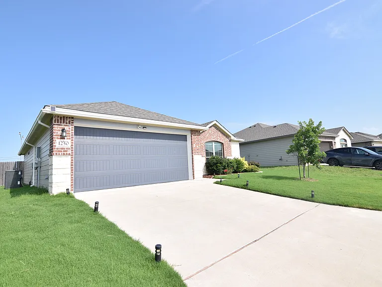 1250 Lakeway Crossing Dr — Photo 2