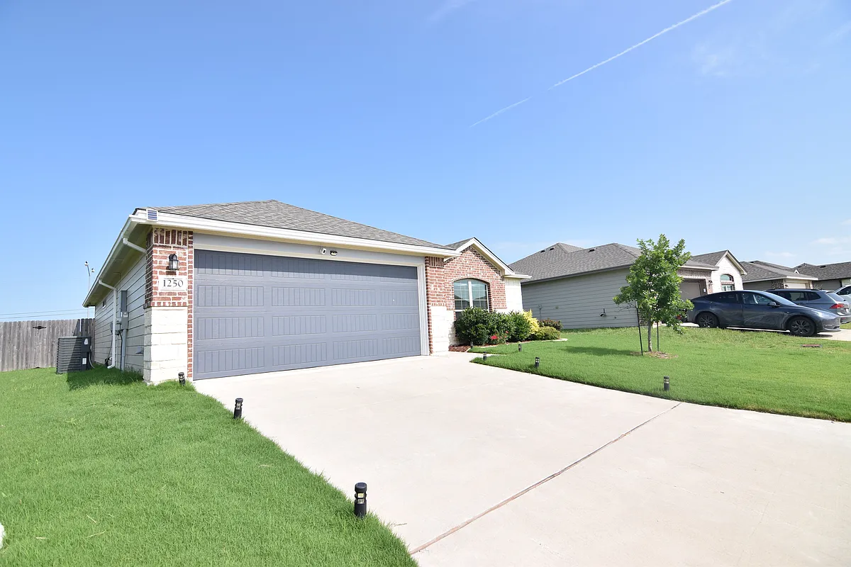 Building Photo - 1250 Lakeway Crossing Dr