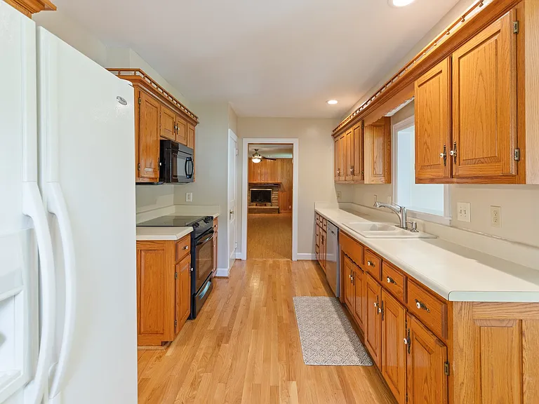 3228 Lakeshore Dr — Photo 13