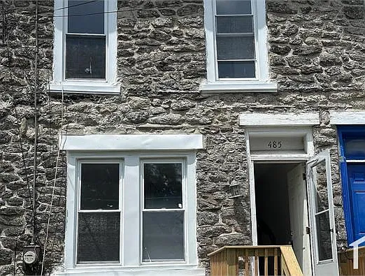 3 bed, 930 sqft, $1,600 — Photo 2