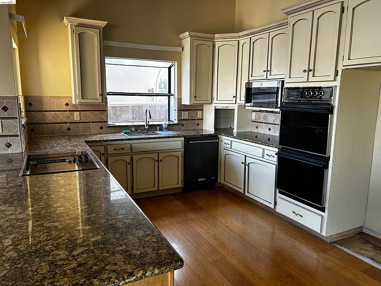 5593 Drakes Dr — Photo 6