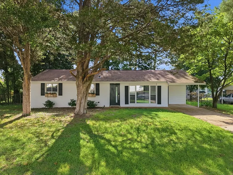 308 Harolds Dr NW — Photo 1