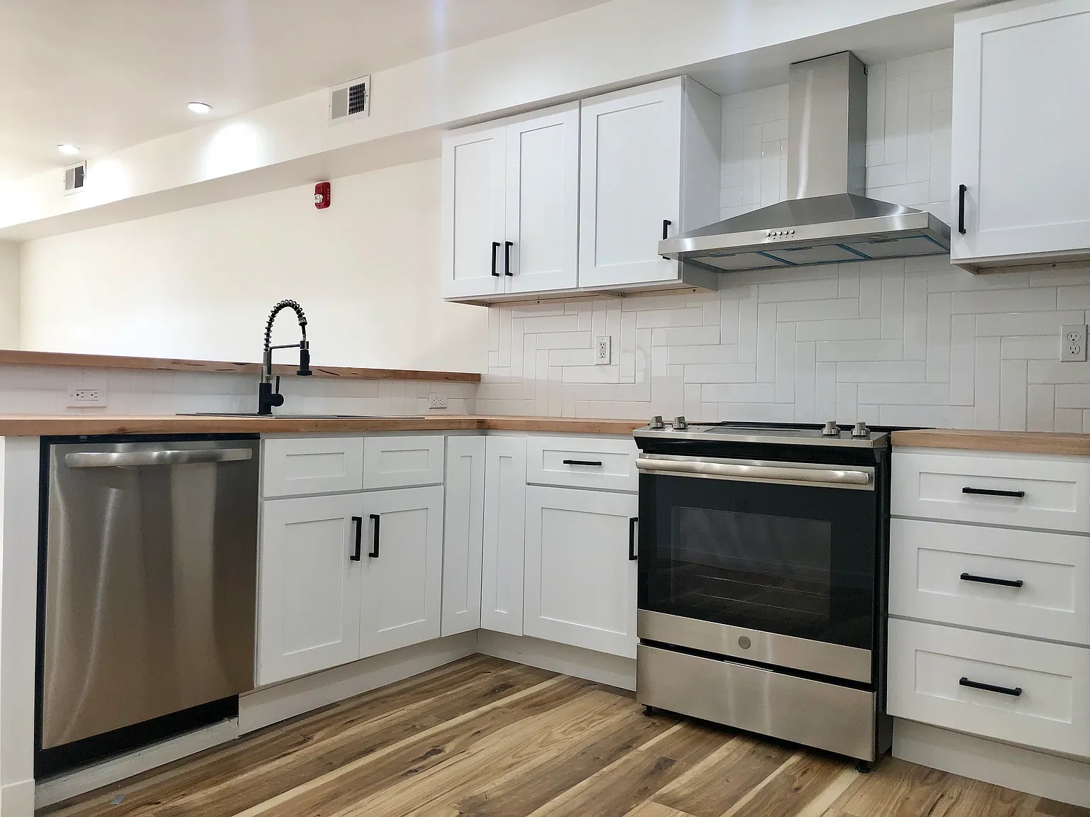 2 bed, 900 sqft, $1,700 — Photo 1