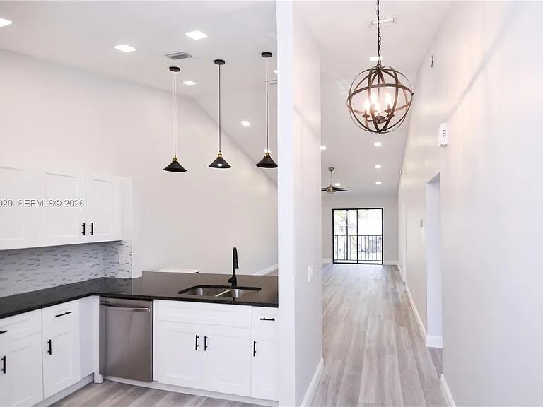 2315 SW 22nd Ave #2020 — Photo 3