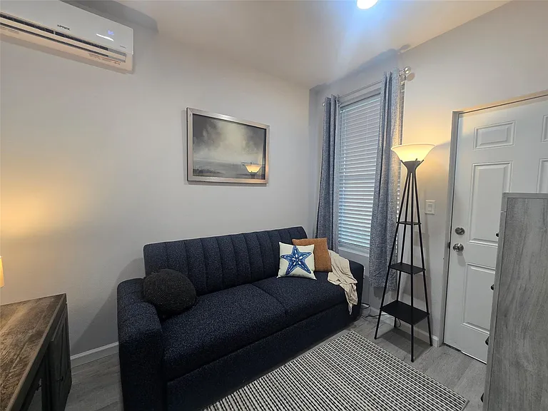805 Avenue K #D — Photo 11