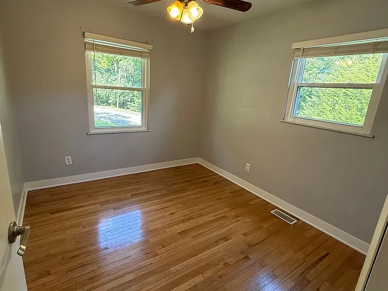 213 S Poplar Dr — Photo 12