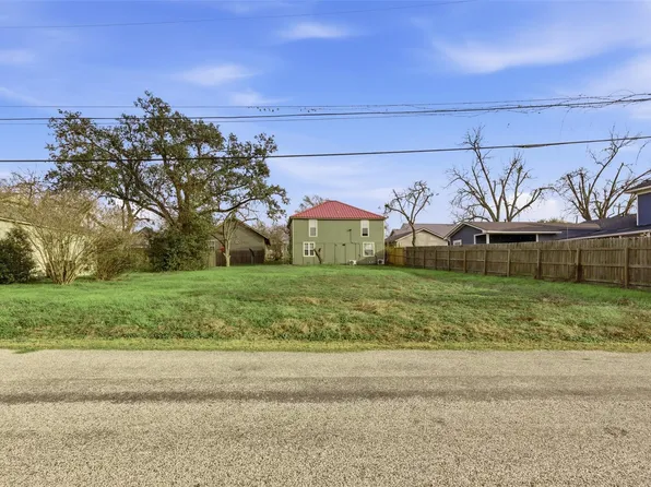 233 S San Antonio St, Bellville, TX 77418