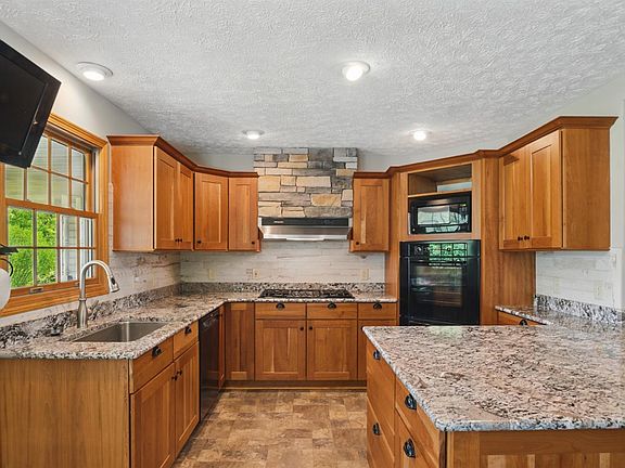 5th image of 685 Timothy Dr