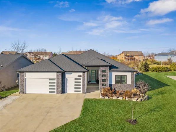 8867 Scarlet Dr, West Des Moines, IA 50266