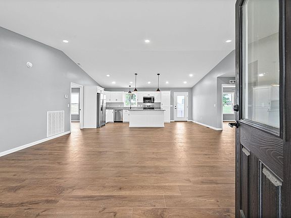 4th image of 20 Cravens Rd