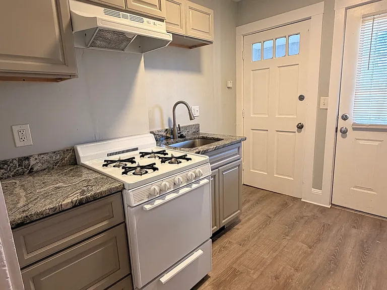 175 Florence St #2R — Photo 1