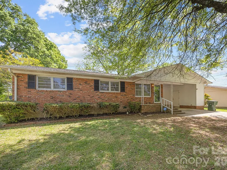 1502 Cloverdale Ln — Photo 1