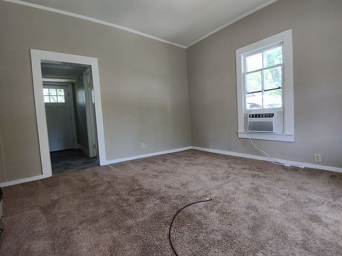 1st image of 207 E Poplar St