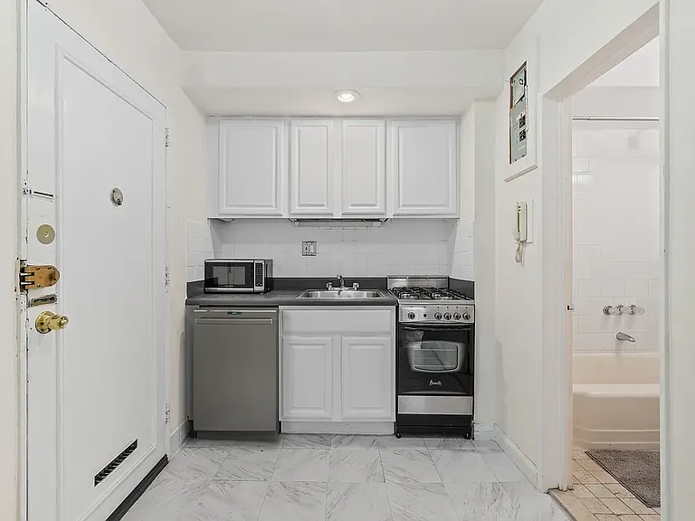 43 E 67th St #1A — Photo 4