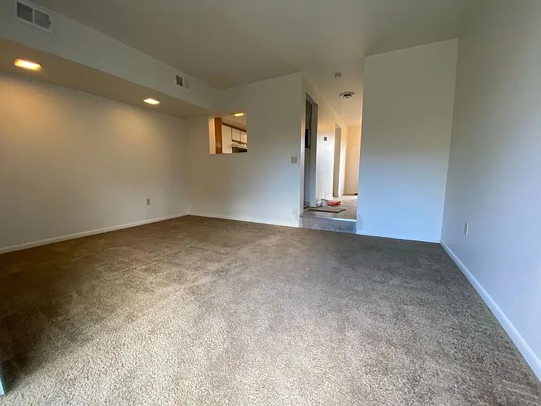 733 Hemlock Sq — Photo 4