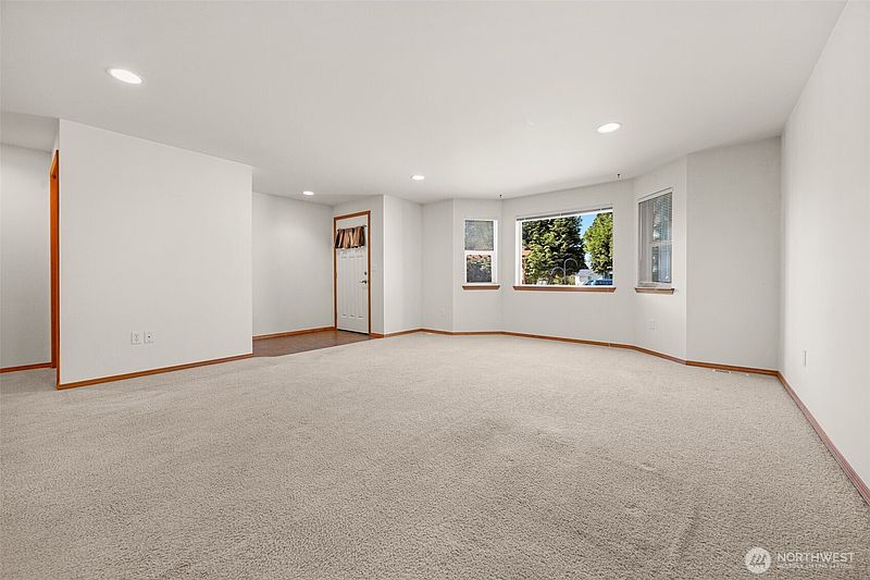 3rd image of 938 Quinn Avenue