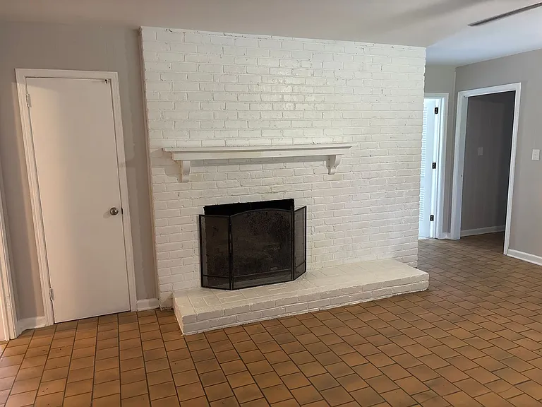 2724 Forsyth Ln — Photo 3