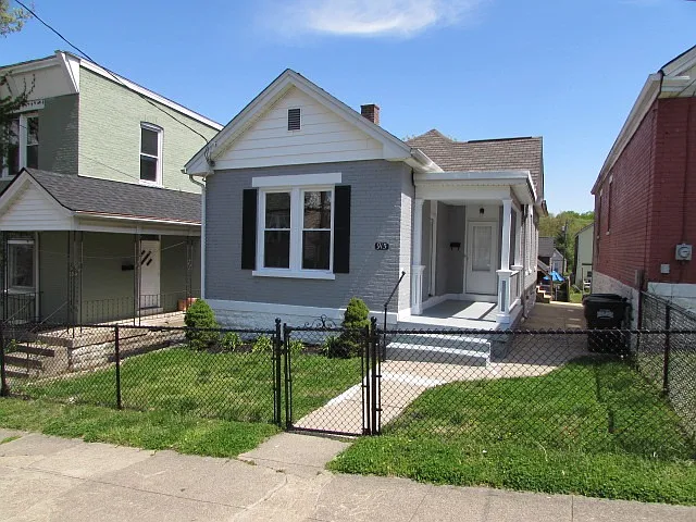 915 Walnut St photo 1