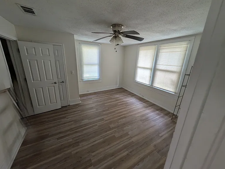 628 N Nicholls St — Photo 2