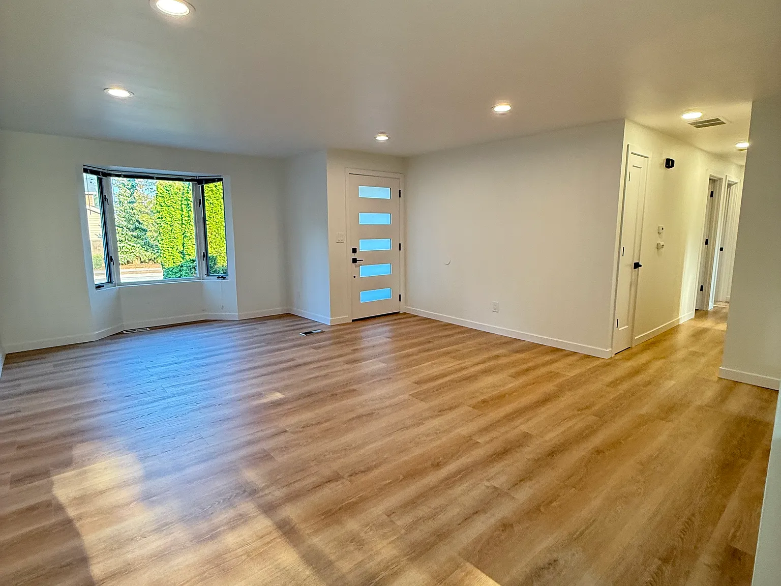 3 bed, 1036 sqft, $3,150 — Photo 2