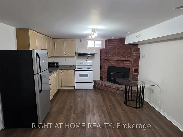 369 Hickling Trl #LOWER — Photo 9