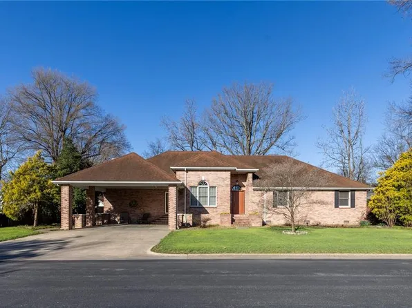 104 Willard Ave, Charleston, MO 63834