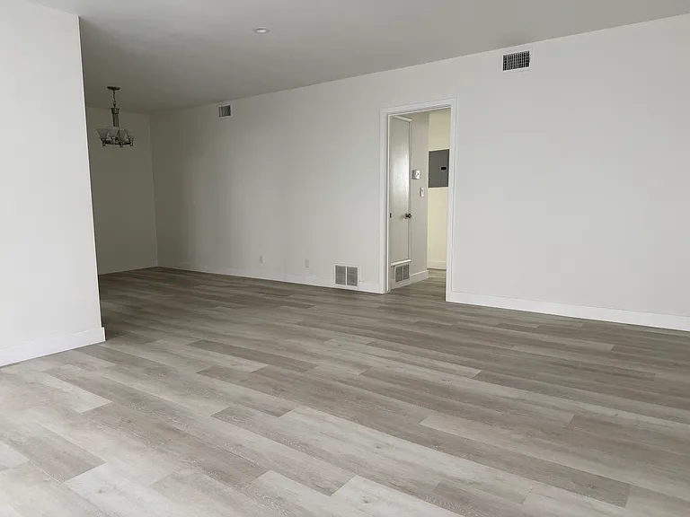 442 S Oakhurst Dr #4 — Photo 3