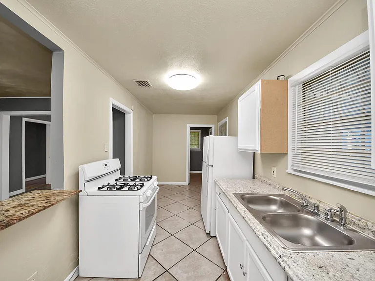 3214 Tuam St — Photo 22