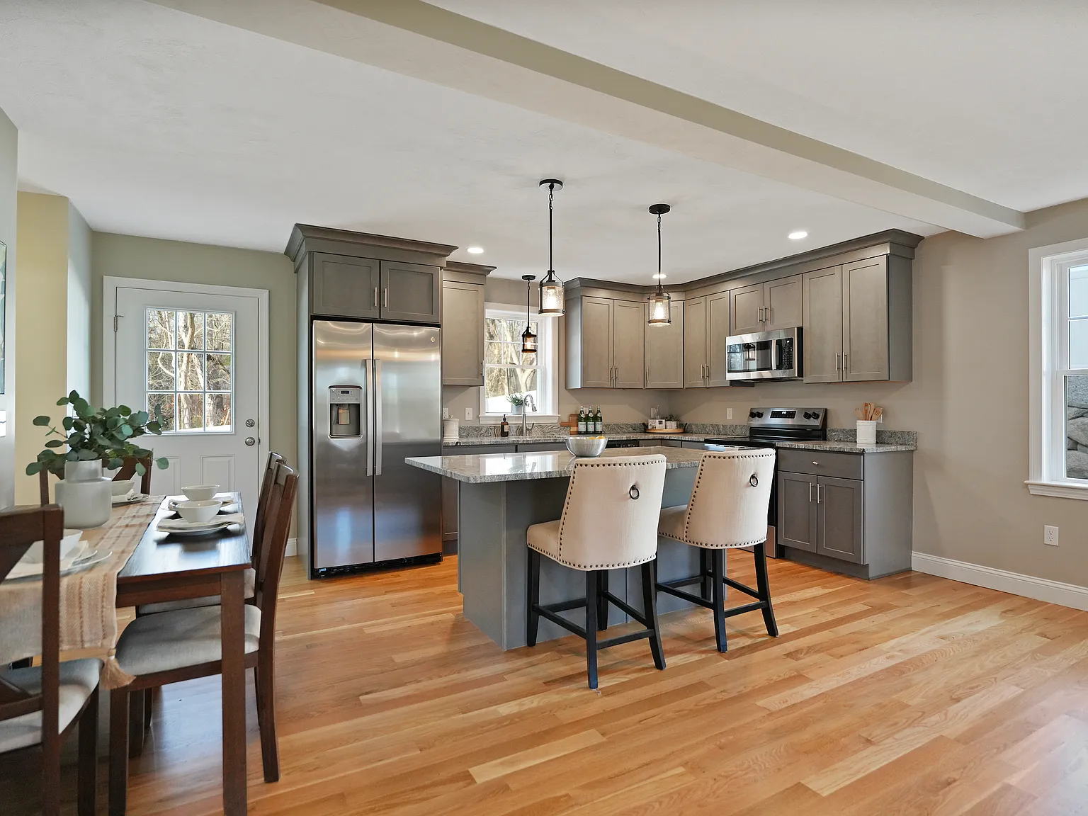 3 bed, 2.5 bath, 1556 sqft, $3,800 — Photo 4