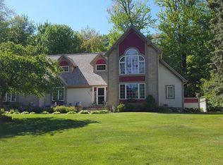 16211 Suffolk Dr, Spring Lake, MI 49456