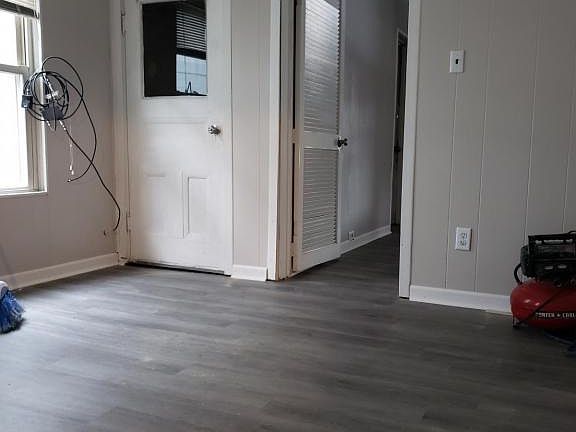 5th image of 952 Emerson Ave