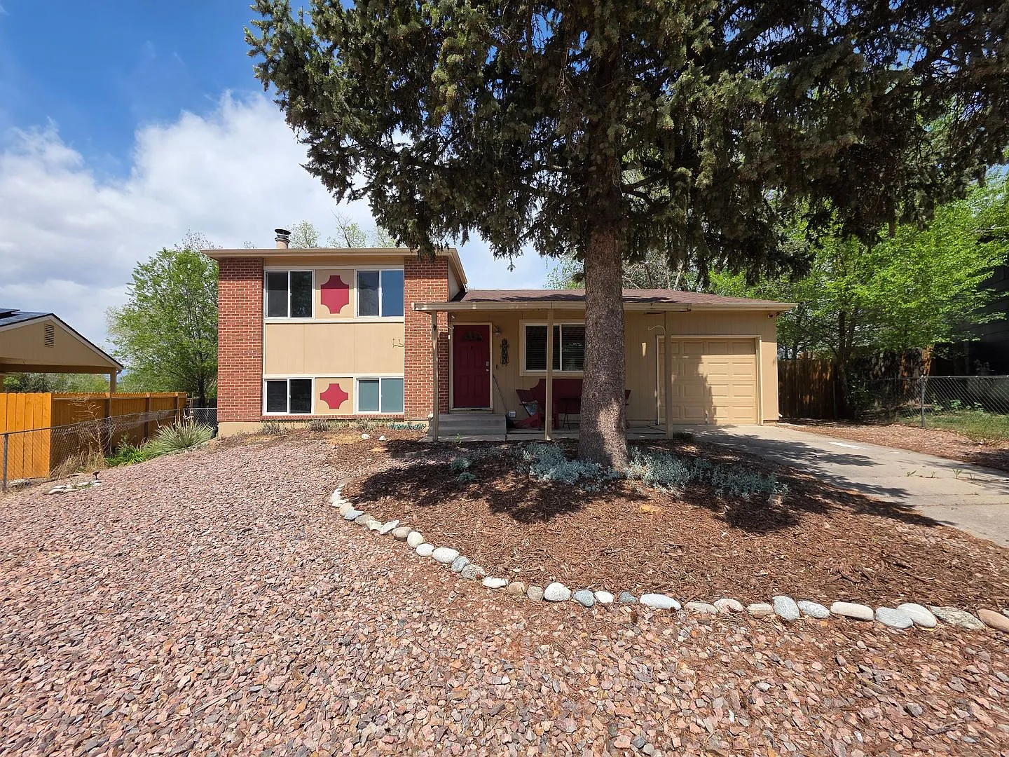 Beautiful Freshly Renovated 3 Bed, 3 Bath Home — Photo 2