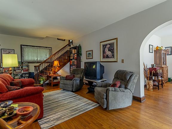 3rd image of 1040 Ravenswood Dr